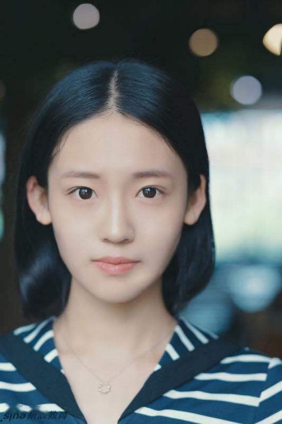 高中校花吃瓜,青春校园的甜蜜瓜香