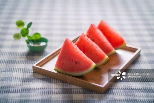 小花和白雪吃瓜,小花与白雪的甜蜜瓜果时光