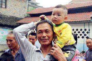 六一亲子吃瓜视频,亲子吃瓜时光，甜蜜回忆满满