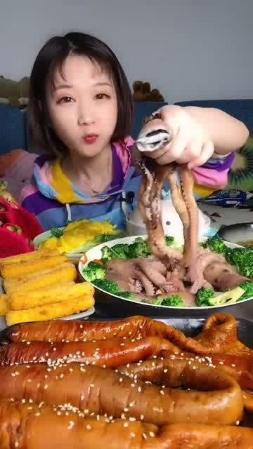 东北妹子吃瓜,麻辣鲜香，揭秘东北美食文化