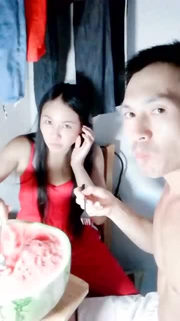 看到小情侣吃瓜