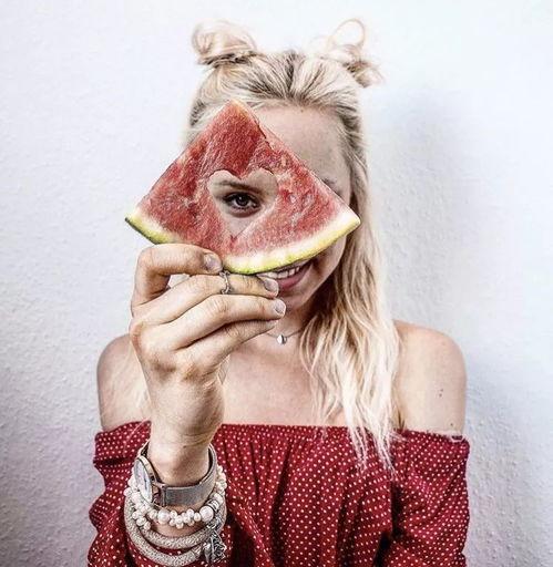 ins情侣吃瓜,情侣们的甜蜜瞬间