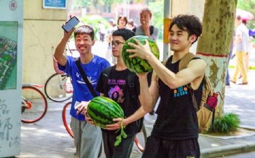 各大学情侣吃大瓜,揭秘各大高校甜蜜瞬间