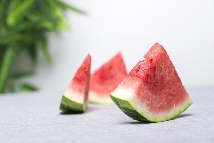 梦见死了的人吃瓜,逝者归来，瓜香四溢的神秘食事