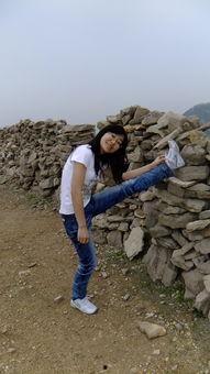 美女爬山吃瓜图片,美女登山惬意时光